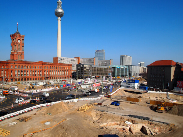 Freifläche Molkenmarkt in Berlin-Mitte: seit 2019 untersuchen Archäolog*innen die baulichen Überreste der Stadtgründung Berlin-Cöllns aus der zweiten Hälfte des 12. Jahrhunderts.