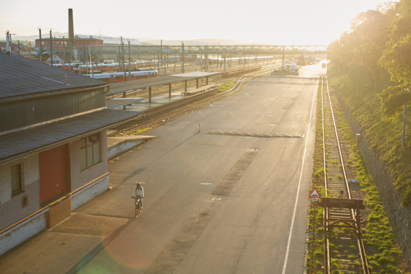 Den Festivalabschluss bietet Social Design Studios und WESTBAHNPARK JETZT mit Musik, Drinks und Snacks mit Blick ber das Gelnde des Westbahnparks.