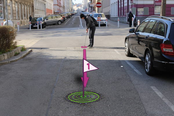 Einfach mal auf der Strae Minigolf spielen? In der Redtenbacherstrae werden Minigolfbahnen markiert, die den ffentlichen Raum zum Spielraum aller machen.