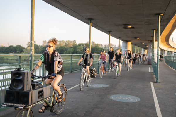 Eine kritische Masse, die sich mit Musik durch die Straen bewegt, macht die Stadt zur Bhne und entwickelt ein Konzert. RAD Performance leitet die Radtour durch Wien.