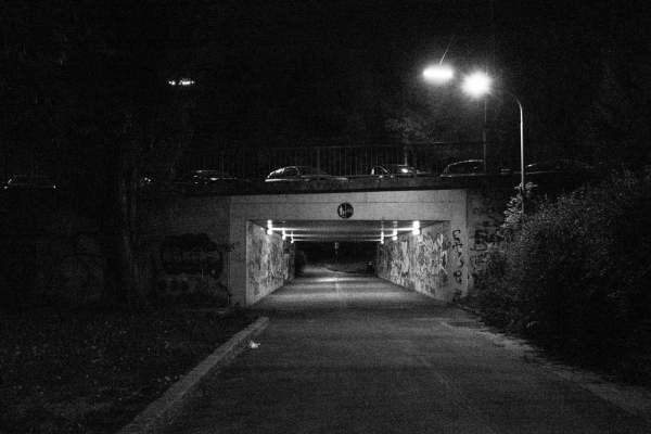 Bei einer Nachtwanderung werden Orte, die zuvor unscheinbar erschienen, entdeckt und in neues Licht erckt. Alle Besucher*innen sollen eine Taschenlampe mitbringen.