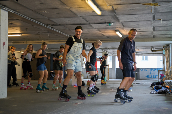 Interesse am Rollerdance? In einem Workshop knnen Anfnger*innen wie auch Fortgeschrittene ihr Knnen beim Roller Skate verbessern. Rollschuhe knnen vor Ort unter Anmeldung ausgeliehen werden.