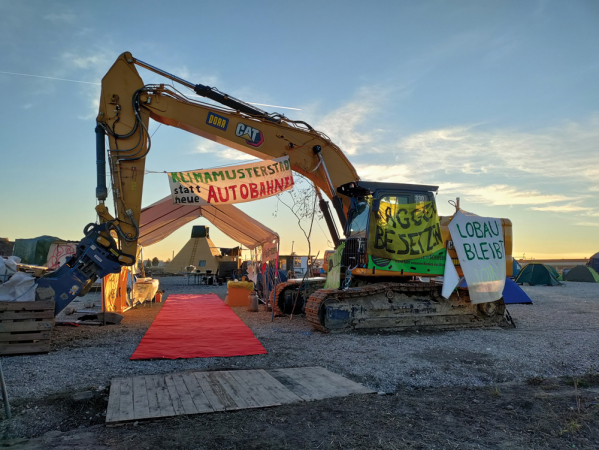 Eine Wanderung durch die Trasse Stadtstrae Aspern stellt die Konsequenzen der Transformation fr Stadt und Gesellschaft dieses Stadtgebiets dar.