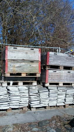 Kunststeinplatten aus dem Bestand wurden ausgebaut und wiederverwendet