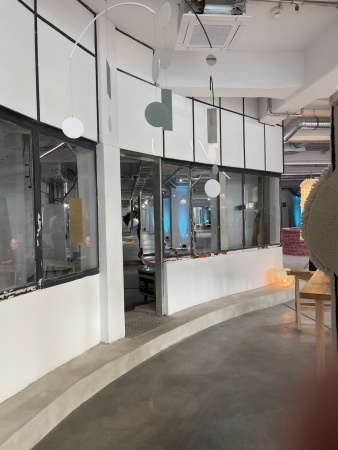 Im Erdgeschoss formen die alten W�nde der Tankstelle den Eingangsbereich zur Stra�e