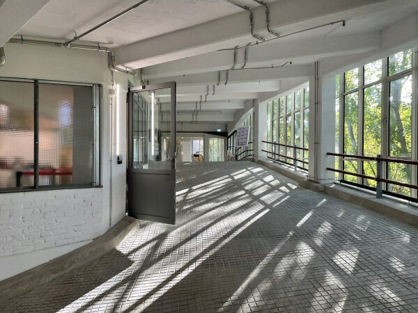 Die Glasfassade der S�dseite l�sst viel Licht ins Innere, die R�ume im Rampenauge (links) sind nun Ausstellungs- oder Konferenzr�ume