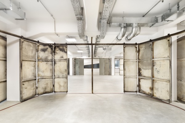 Mit den Falt-Drehtoren der Firma Heinrichs konnten die beheizten Autostellpl�tze einzeln verschlossen werden