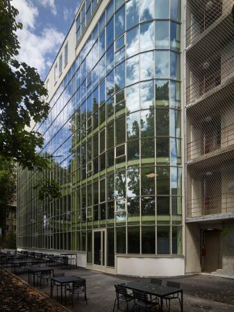 Die Fassade an der Sdseite war marode und wurde bei der Sanierung komplett ausgetauscht. Foto von 2022