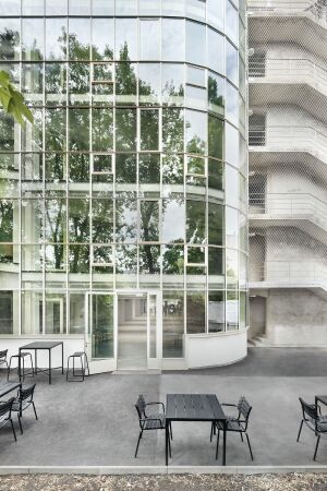 Davor liegt nun im Erdgeschoss eine Sitzterasse zwischen Kantgaragen und Bahndamm