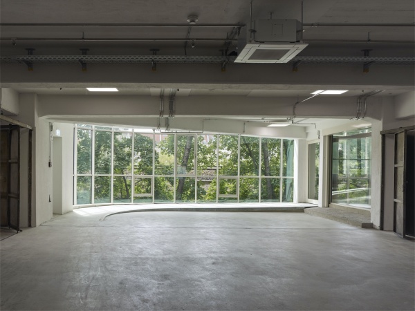 Ausblick aus dem 1.OG zum Bahndamm an der Rckseite