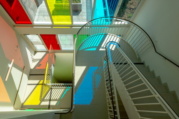 Prismatische Farbgestaltung und der Ausgang zur Dachterrasse in der Leyserstra�e