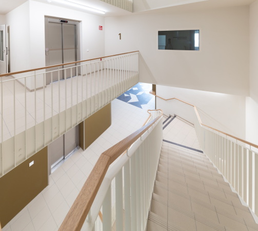 �bergang vom Foyer der Spallartgasse ins Treppenhaus