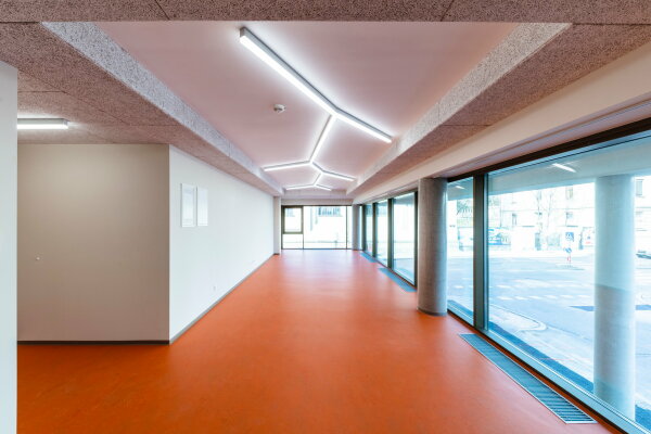 Aufgrund des Supermarkts im Erdgeschoss wurde der Gemeinschaftsraum der Spallartgasse ins erste Obergeschoss verlegt