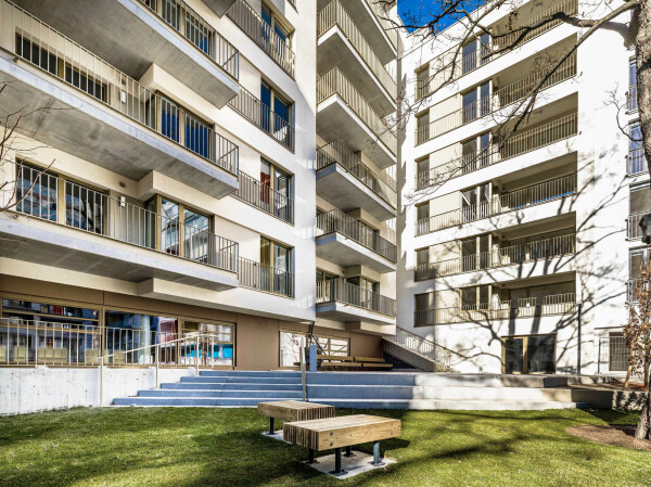 Auf der R�ckseite �ffnet es sich mit Balkonen