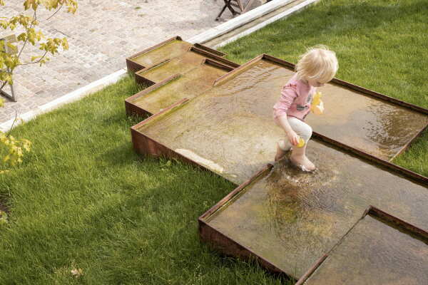 Das Landschaftsarchitekturbro BOGL (Oslo/Kopenhagen) zeigt sein Gartenprojekt The Courtyard of the Future in Kopenhagen.