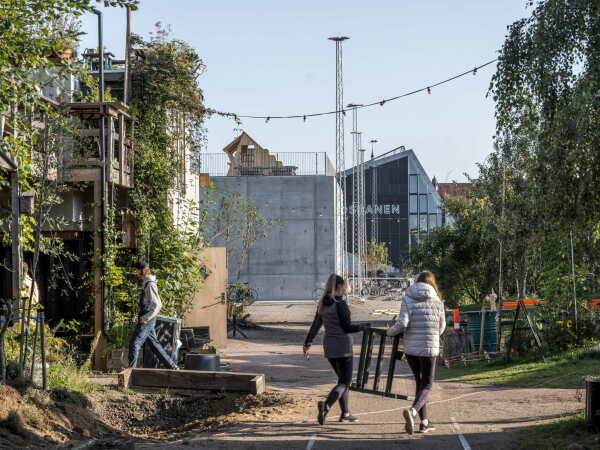 Adept untersuchen in einer Installation die Wechselwirkungen ihrer 2021 fertiggestellten Architekturschule in Aarhus mit der Nachbarschaft.