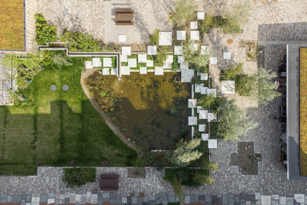 Das Landschaftsarchitekturbro BOGL (Oslo/Kopenhagen) zeigt sein Gartenprojekt The Courtyard of the Future in Kopenhagen.