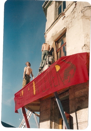 Bewohner*innen renovieren Huser in Svartlamon in Trondheim (aus der Ausstellung Coming into Community im Nasjonalmuseet)