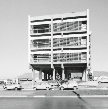 Seitenansicht von Gebude A, einem 183 Meter langen Wohn- und Geschftshaus. Architekt: Louis Riou und Henri Tastemain, 1964-66