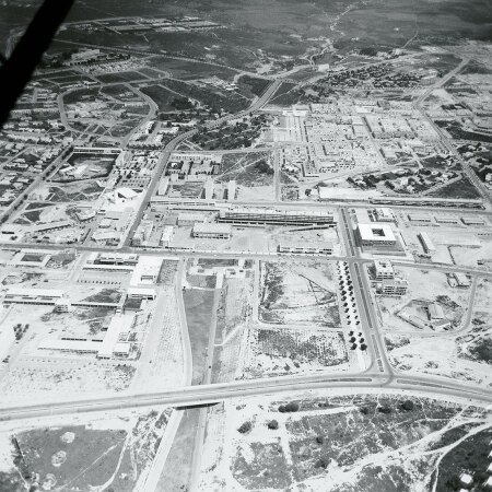 Luftaufnahme von Gebude A, einem 183 Meter langen Wohn- und Geschftshaus. Architekt: Louis Riou und Henri Tastemain, 1964-66