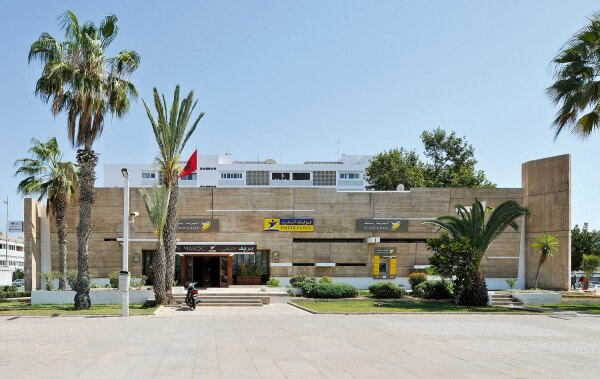 Straßenfassade der neuen Hauptpost in Agadir