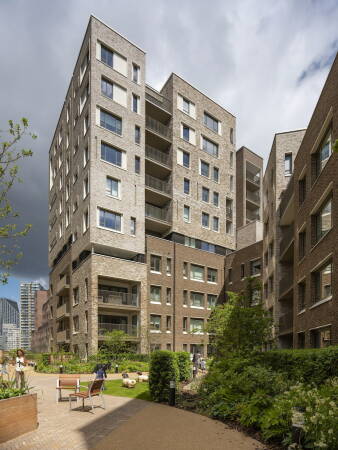 Der Wohnungsbaukomplex von Panter Hudspith Architects steht im Viertel Elephant and Castle.