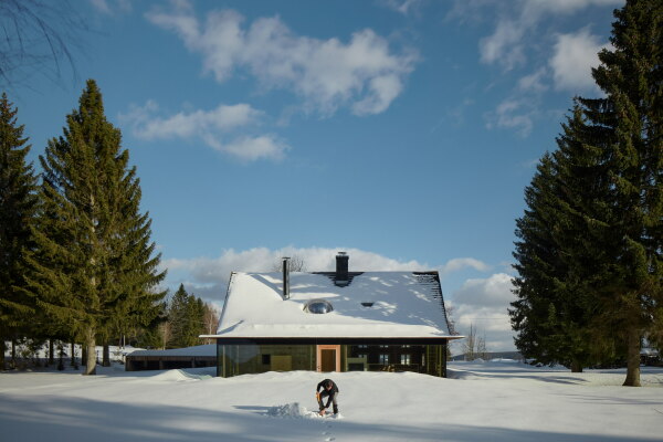 Wochenendhaus von Mjölk architekti in Polubny