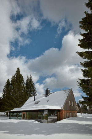 Wochenendhaus von Mjlk architekti in Polubny