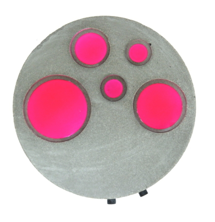 Die an der Kassler Universitt beheimatete Forschungsgruppe Bau Kunst Erfinden untersucht in ihrem Projekt DysCrete/DssCrete, wie Beton durch das Auftragen photoreaktiver Substanzen leitfhig und zu einer stromproduzierenden Solarzelle werden kann.