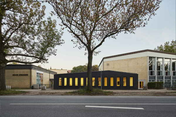 Neubau einer Cafeteria an ein denkmalgeschütztes Ensemble, Heilweg Gymnasium, Hamburg, von tun-architektur