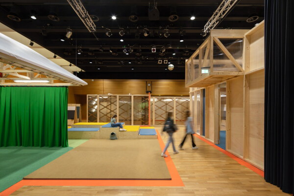 Neue Lehrrume, temporrer Ausbau der Aula der Internationalen Schule Hamburg von Architekturbüro Ratschko