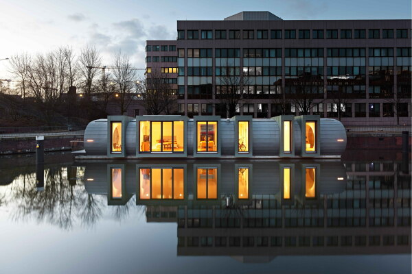 Seitenansicht Hausboot Schwan in der blauen Stunde von PlanWerk Architektur & Energieberatung