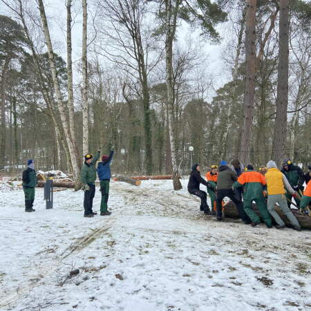 Beim Bau des Waldraums halfen Mitarbeitende der benachbarten Werkstatt f�r Menschen mit Behinderung.