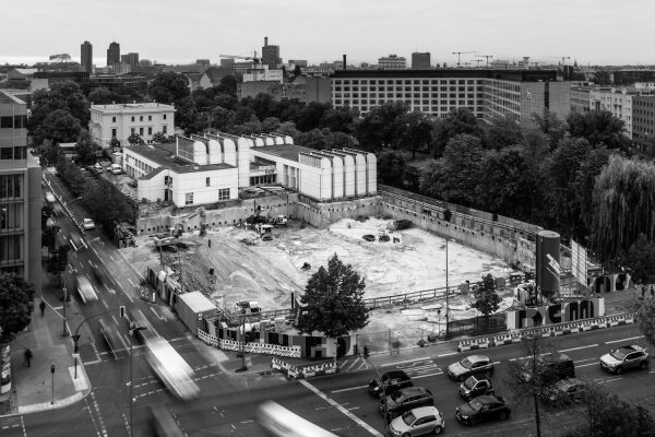 Blick auf die Baugrube 2019, die Rampe des Altbaus ist bereits vollstndig abgebaut