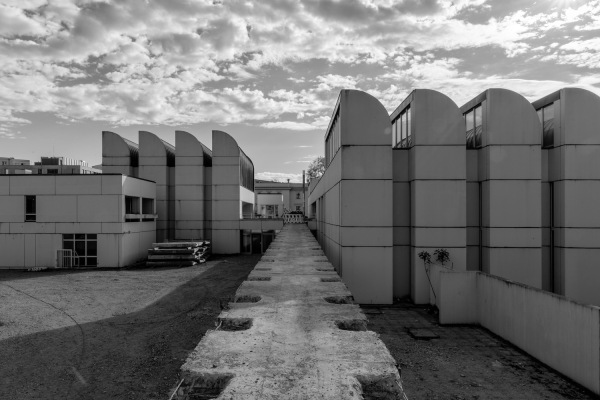 Demontage der Rampe zum Altbau. Ein Teil der Betonelemente konnt gesubert und wiederverwendet werden