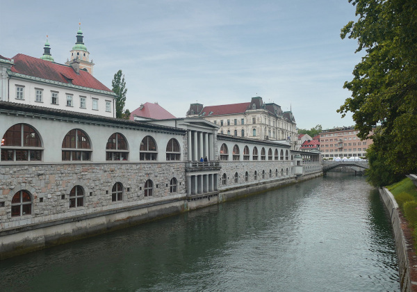 Der nach Plnen von Joe Plečnik gestaltete Marktplatz in Ljubljana.