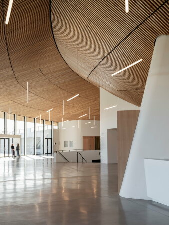 Sport- und Veranstaltungshalle in Laval von H�rault Arnod Architectures