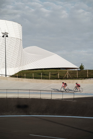 Sport- und Veranstaltungshalle in Laval von Hrault Arnod Architectures