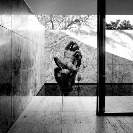 Barcelona Faun, Objekt der Ausstellung Das Coming-Out der Architektur