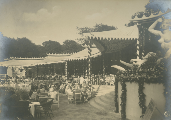 Caf am Rosengarten zur Jubilums-Gartenbau-Ausstellung, 1926