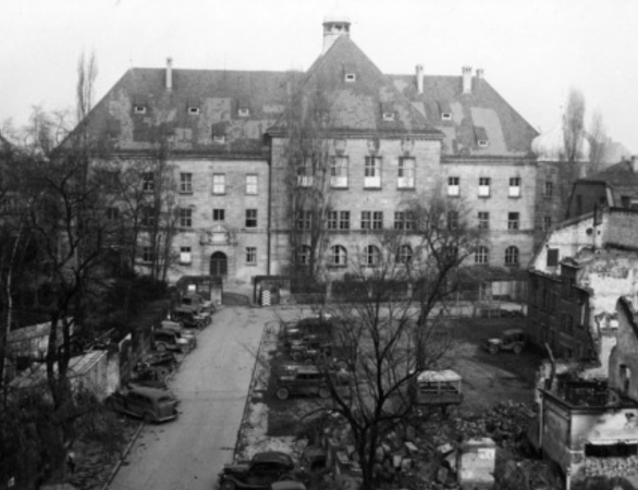 Blick auf das Gerichtsgeb�ude 1945, angrenzend das im Krieg zerst�rte Gasthaus Brauh�usl sowie zerst�rte Wohnh�user