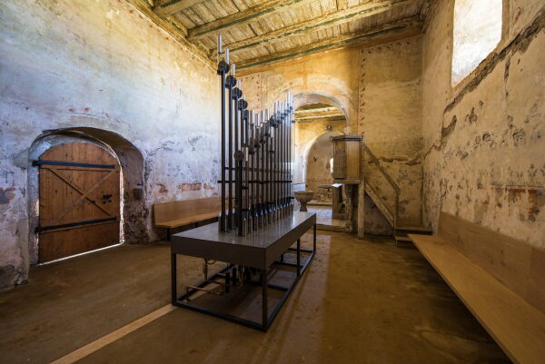 Die Klanginstallation organ der Feuerorgel Kapelle Krobitz besteht aus 25 Resonanzrhren, die geometrisch der Form einer Pfeifenorgel hneln.