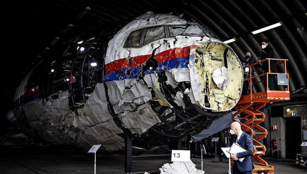 Angeregt wurde ihr Beitrag vom Wrack des 2014 ber der Ostukraine abgeschossenen Flugzeugs MH17.