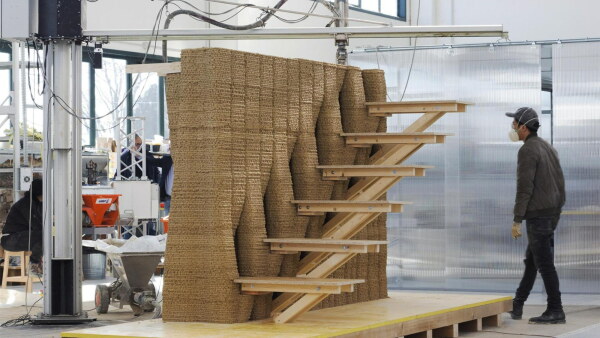 3D-gedruckte Erdwand mit integrierter Holztreppe