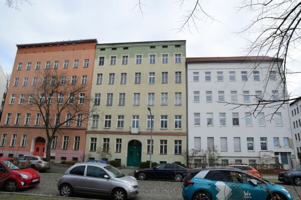 Wohngebäude an der Tegeler Str. im Mettmannkiez in Berlin, den Abriss verhinderten bislang Fledermäuse