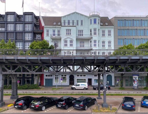 Erhaltungswrdig, aber nicht denkmalwrdig genug waren die historischen Gebude an der Hafenkante in Hamburg. Hier eine Aufnahme vor dem Abriss im Juli 2021