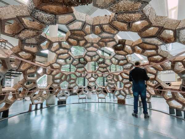 Konstruktiver Abfall: Studierende bauen Upcycling-Pavillon „Crush Up“– Innenansicht des Pavillons, während der Jahresausstellung im Foyer der TU Berlin