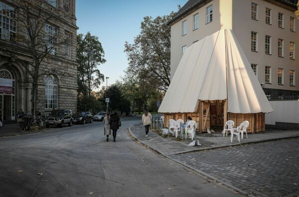 An der Kunstakademie Dsseldorf entstand 2021 das DesignBuild-Projekt a circus. In der Wettbewerbsrunde von baunetz CAMPUS Masters Juli/August 2022 konnte das Projekt gleich zwei Preise erringen: den Redaktionspreis, sowie den zweiten Platz im Publikumsvoting.