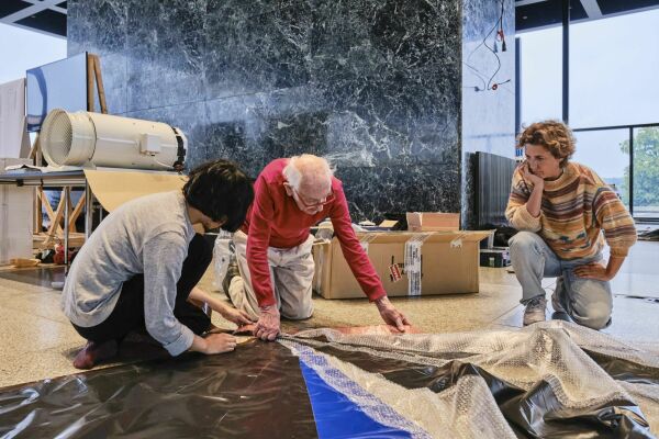 Gonflables als Reaktion auf Hyper Comfort: Eine Sommerschule der UdK Berlin in der Neuen Nationalgalerie  Stphanie Bru und Hans-Walter Mller beim Aufbau der Gonflables