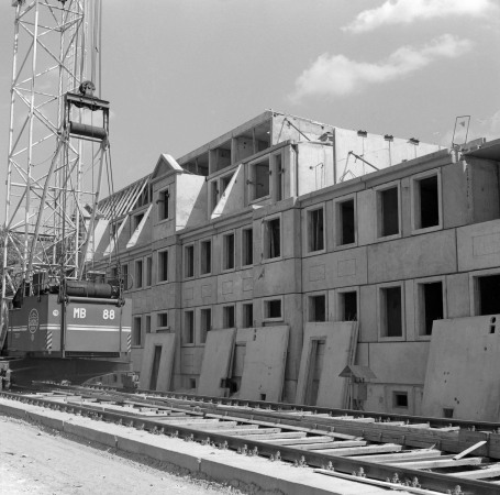Errichtung von stdtebaulich angepassten Plattenbauten in der Potsdamer Gutenbergstrae, um 1983.